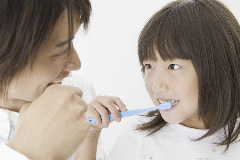 女性の歯科医師も在籍お子さまの治療は段階的に